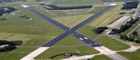 De start- en landingsbanen van vliegbasis Leeuwarden